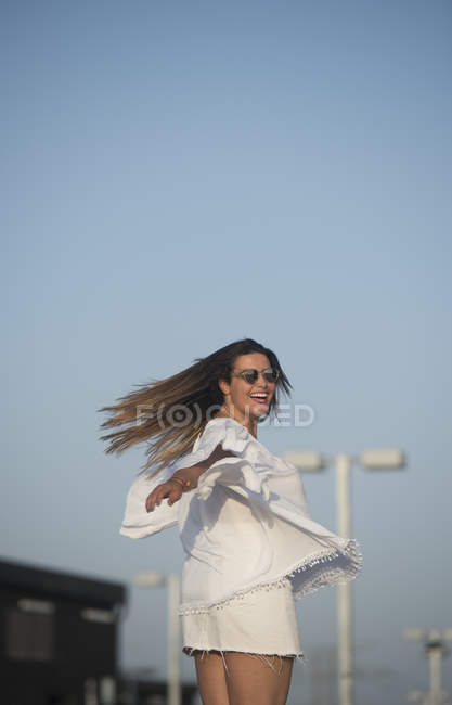Mulher girando ao redor — Fotografia de Stock