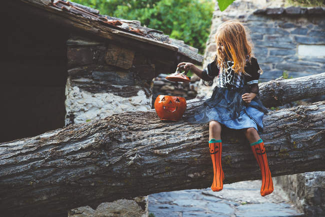 Menina em traje posando na árvore — Fotografia de Stock