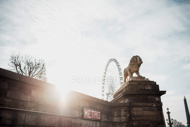 Schöne Seitenansicht der Löwen-Skulptur in der Nähe des Pariser U-Bahn-Eingangs. — Stockfoto