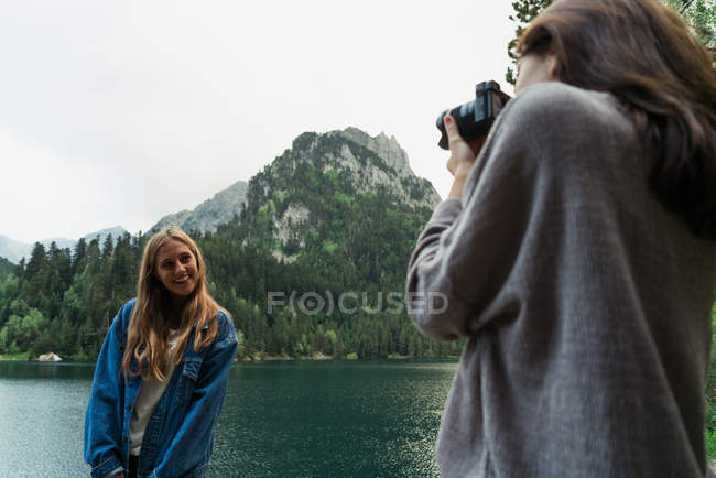 Femmes avec caméra en montagne — Photo de stock