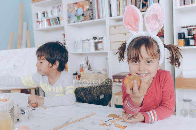 Showing one easter egg — Stock Photo