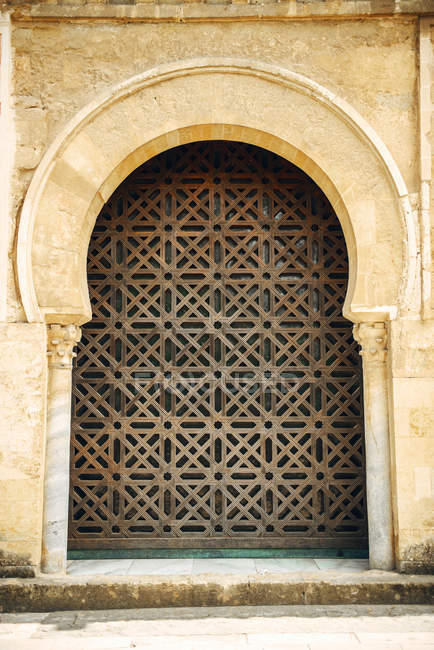 Exterior de la Mezquita de Córdoba fachada con arco ornamentado - foto de stock