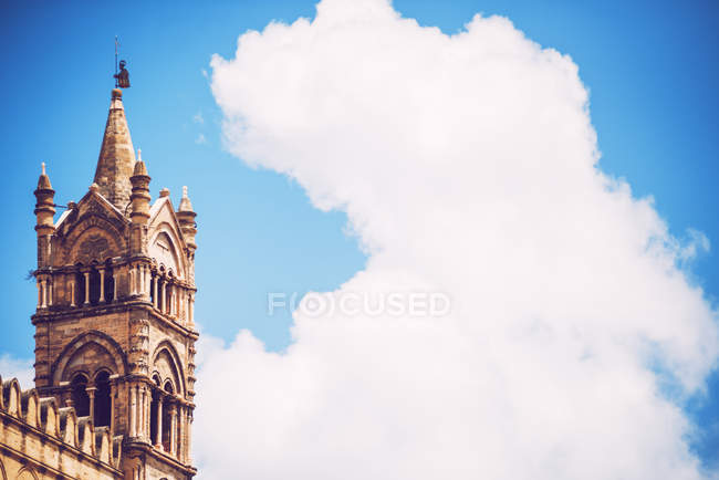 Catedral de Palermo no fundo da paisagem nublada — Fotografia de Stock