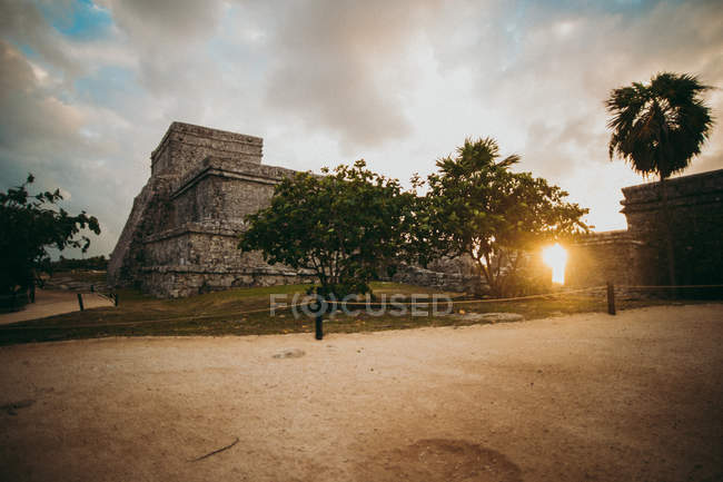Vue en angle bas du complexe rétroéclairé de ruines antiques sous les tropiques — Photo de stock