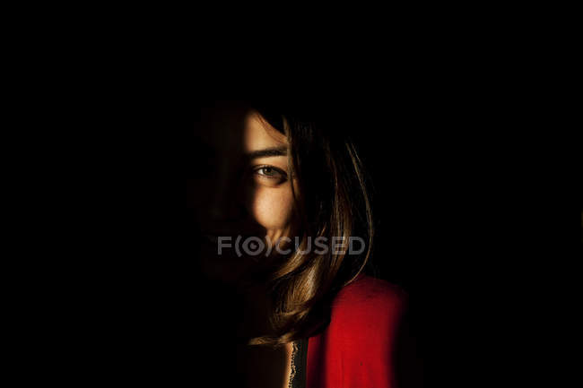 Барселона, Іспанія - 10 липня 2011: портрет брюнетка в тіні і посміхається на камеру. — стокове фото