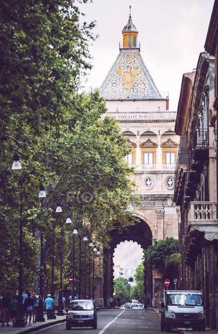 Tourists walking around Palermo downtown — Stock Photo