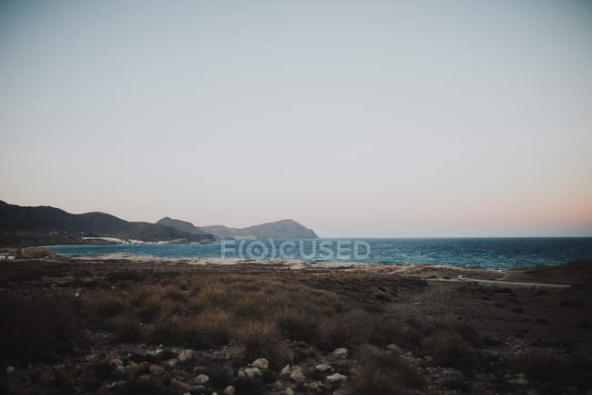 Идиллический вид побережья на фоне голубого неба . — стоковое фото