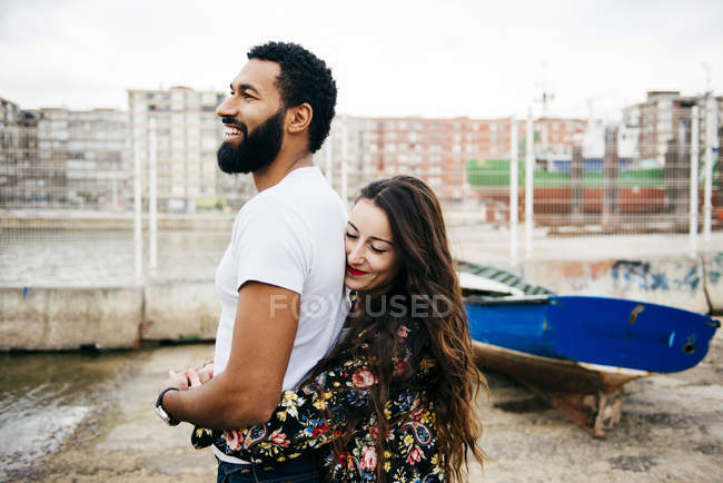Casal abraçando na costa do cais — Fotografia de Stock