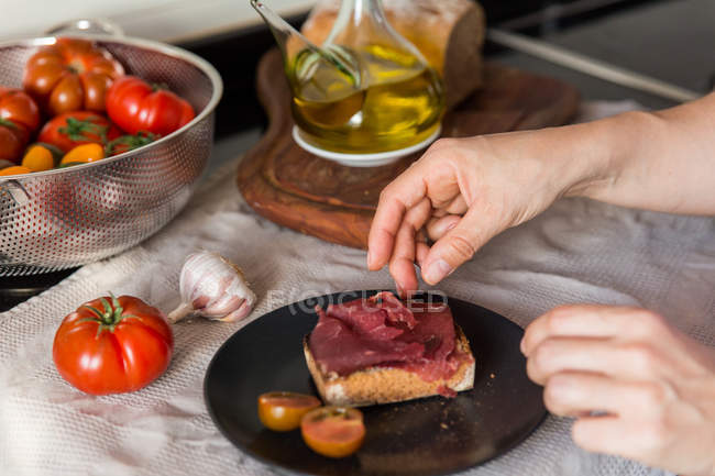 Cuisiner un sandwich au jambon — Photo de stock