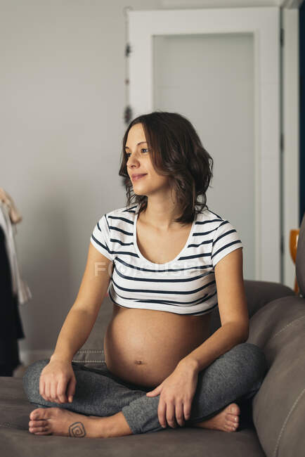 Портрет вагітної жінки, що відпочиває вдома . — стокове фото