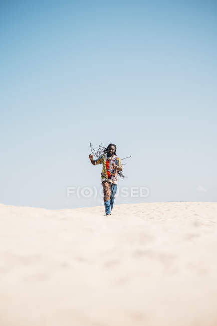 Uomo che cammina nel deserto — Foto stock