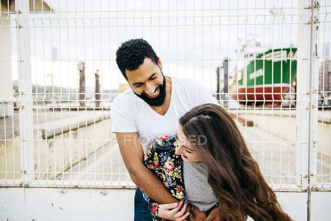 Сміючись пару стоїть біля пристані паркан — стокове фото