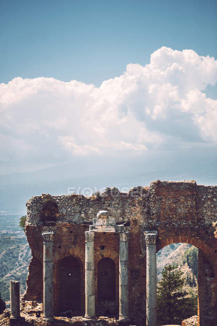 Colunas antigas e ruínas sobre o mar cênico e a paisagem nublada — Fotografia de Stock