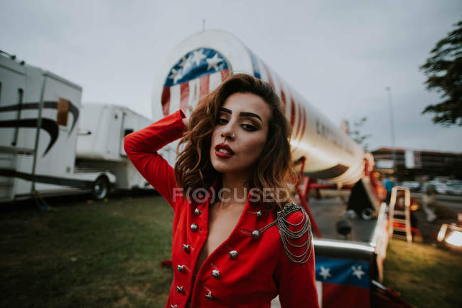 Femme en manteau rouge posant — Photo de stock