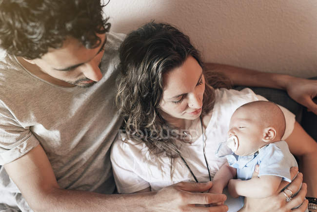 Glückliches Paar bewundert schlafendes Neugeborenes — Stockfoto
