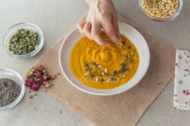 Cozinhe a sopa de creme de decoração com sementes . — Fotografia de Stock