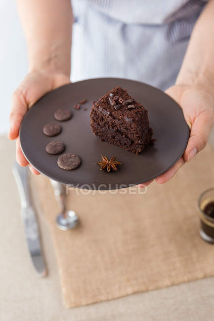Кухар тримає тарілку з тортами — стокове фото