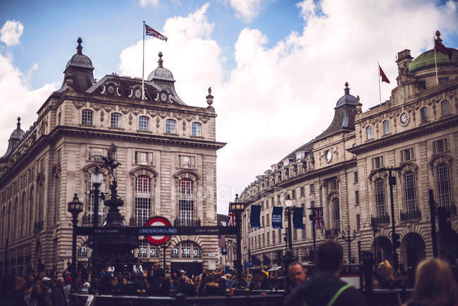 LONDRES, Reino Unido - 14 de octubre de 2016: Vista del circo Piccadilly durante el día nublado - foto de stock