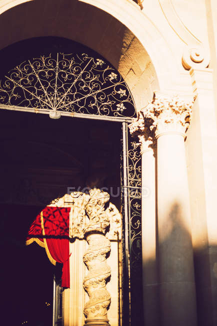 Detalle de la puerta arqueada adornada a la luz del sol - foto de stock