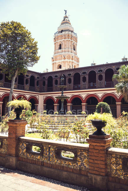 Двір і фонтан з монастиря Санто-Домінго, Ліма — стокове фото