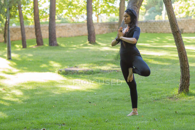 Молодая женщина практикует йогу на открытом воздухе — стоковое фото