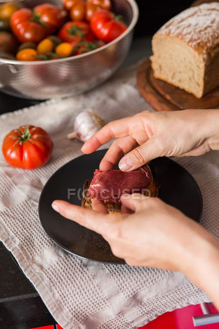 Cuocere preparare toast di prosciutto — Foto stock