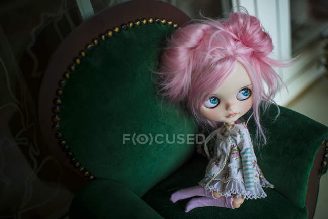 Крупним планом вид на рожево-волохату сучасну ляльку, що сидить на маленьких кріслах — стокове фото