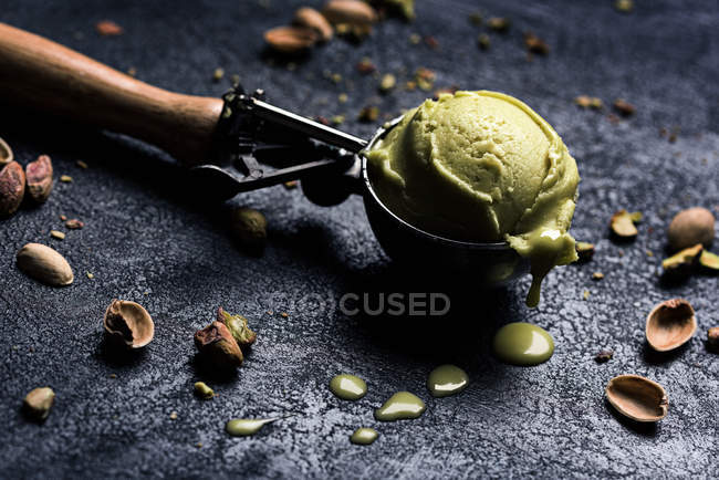Ainda vida de colher com bola de sorvete de pistache — Fotografia de Stock