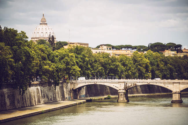 Fernsicht der Brücke über den Tiber über die Fassade der Peterbasilika — Stockfoto