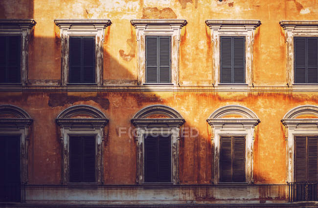 Fachada de edifício italiano iluminado pelo sol — Fotografia de Stock