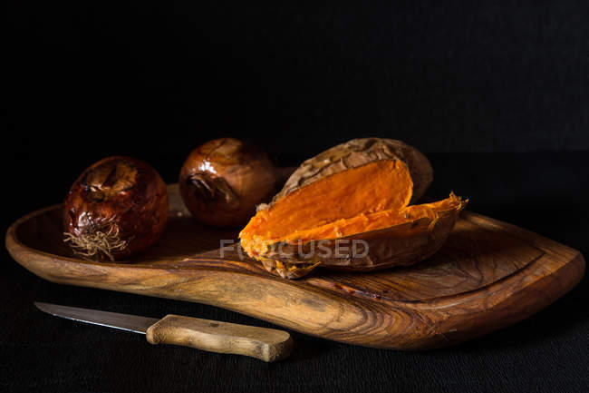 Запечённый лук и сладкий картофель — стоковое фото