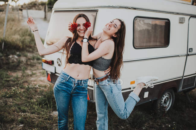 Sorrindo meninas adolescentes se divertindo enquanto pelo trailer — Fotografia de Stock