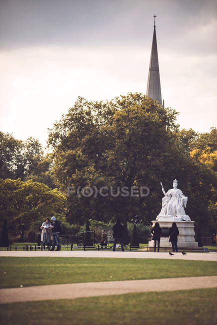 Statua Regina Vittoria in parco nella giornata di sole — Foto stock