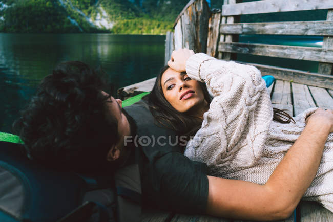 Couple couché sur piercing en bois — Photo de stock