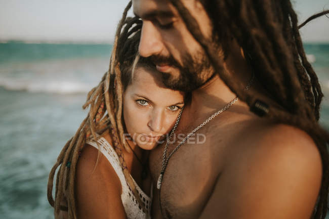 Retrato de casal sensual abraçando na costa oceânica — Fotografia de Stock