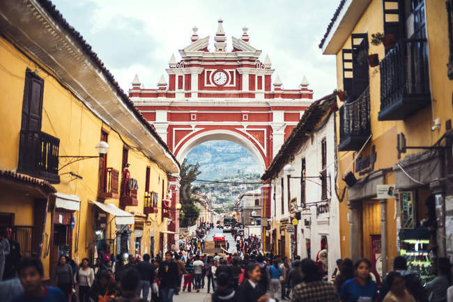 AYACUCHO, PERU - DECEMBER 30, 2016: A crowd of native people walking through ornate arch — Stock Photo