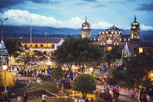 Vista distante della piazza principale illuminata di Ayacucho al crepuscolo — Foto stock
