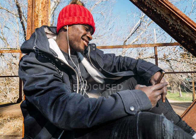 Giovane uomo nero utilizzando il telefono — Foto stock