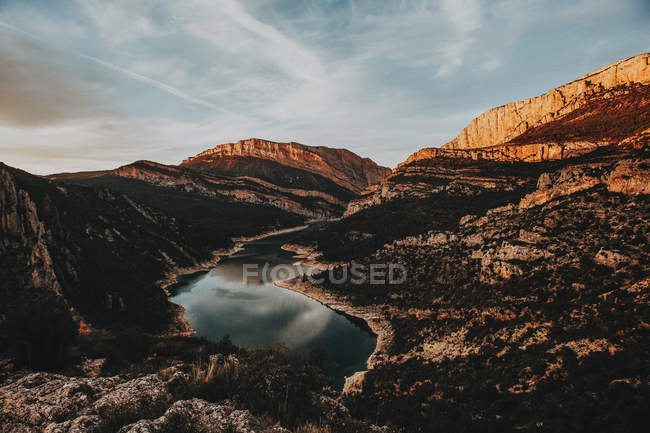 Scenic landscape of mountain lake reflecting blue sky. — Stock Photo