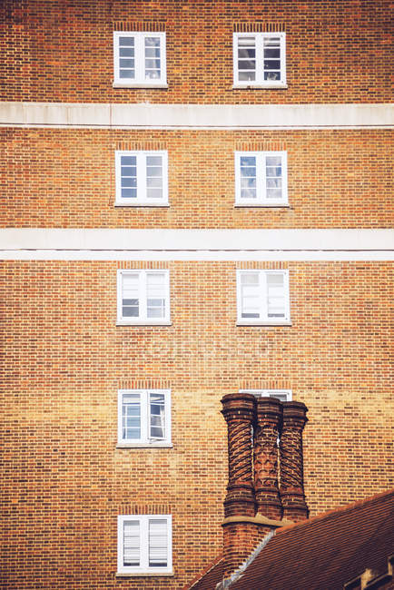 Vista exterior do bloco de tijolos de apartamentos e chaminé — Fotografia de Stock