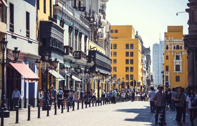 LIMA, PERÚ - 26 DE DICIEMBRE DE 2016: Escena callejera con gente caminando sobre el pavimento en el día de verano - foto de stock
