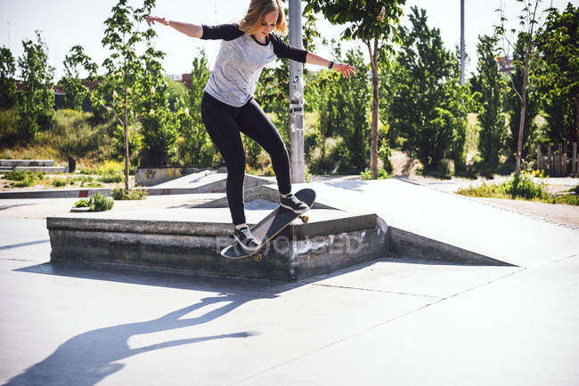 Скейтбординг жінка практикує в скейтпарку — стокове фото