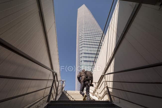 Homem subindo as escadas para se apressar arranha-céus — Fotografia de Stock