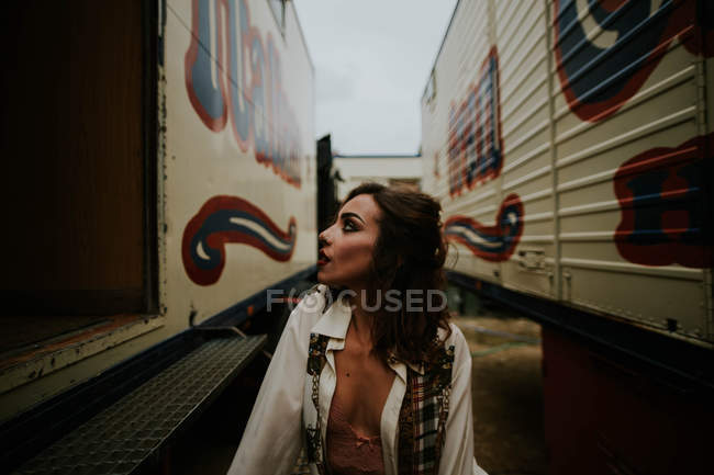 Женщина позирует между трейлерами — стоковое фото