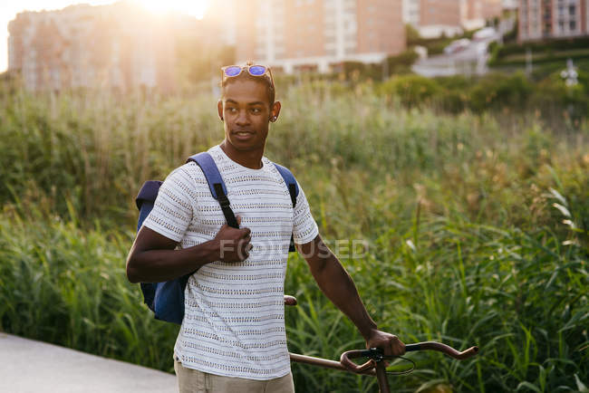 Uomo a piedi con bicicletta — Foto stock