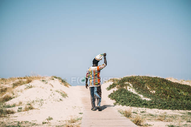Unbekannter Mann läuft auf Seebrücke — Stockfoto