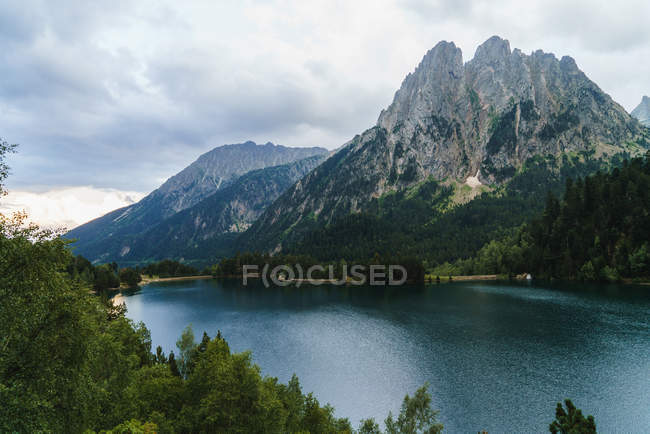 Mountain lake and ridges — Stock Photo