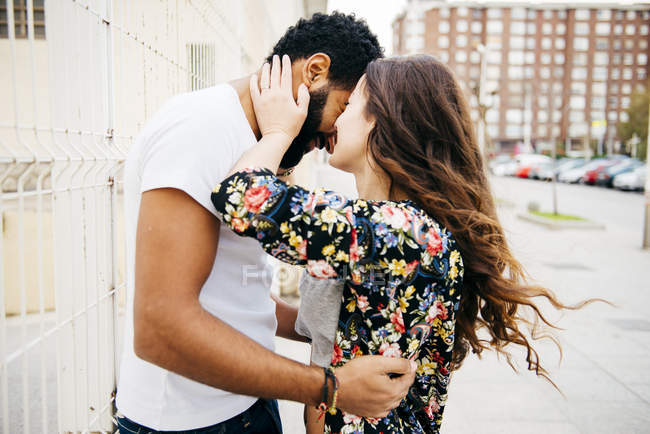 Щаслива пара обіймає і цілує на вулиці — стокове фото