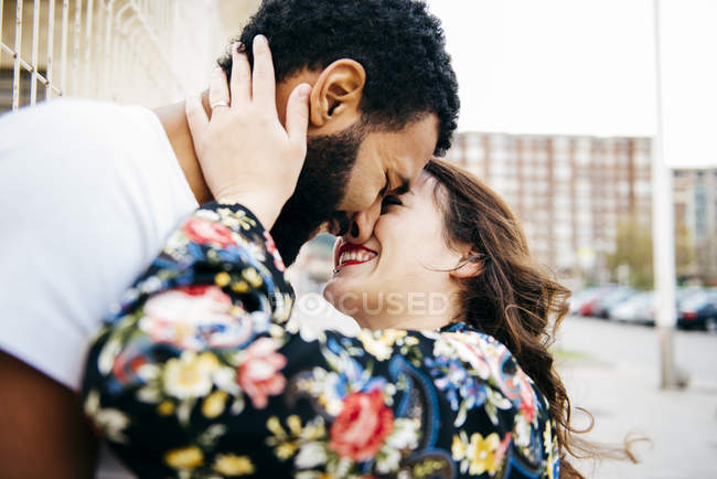 Felice coppia abbracciare e baciare in strada — Foto stock