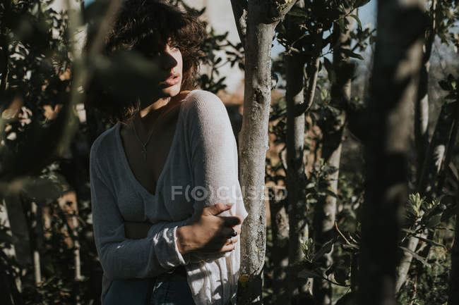 Sensuale ragazza bruna in posa tra gli alberi — Foto stock